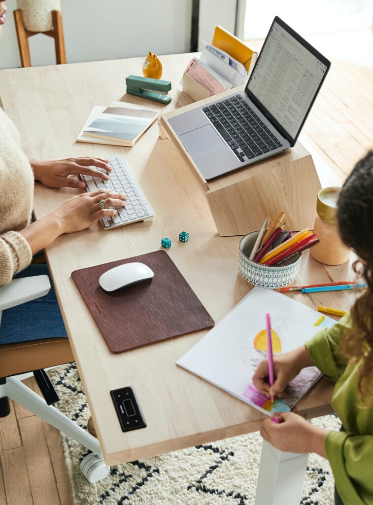 Mutter und Kind am Schreibtisch - Bild im Beitrag zu Lebensphasenorientierung im Unternehmen