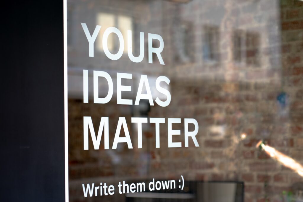 Schriftzug "Your Ideas Matter" an Glasscheibe - Bild im Beitrag zu Lebensphasenorientierung im Unternehmen